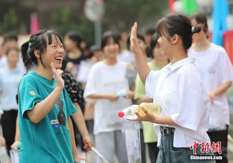 小杨哥曾在直播间口误，不小心对着沫沫叫“媳妇”